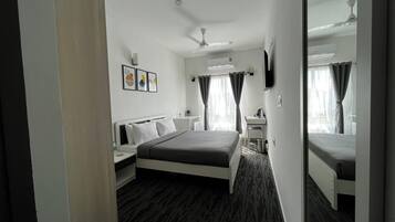 Deluxe Room, 1 Double Bed | 1 bedroom, iron/ironing board, free WiFi