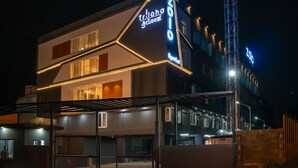 Un hôtel moderne avec une enseigne bien visible portant l’inscription « Trilona Hotel ».