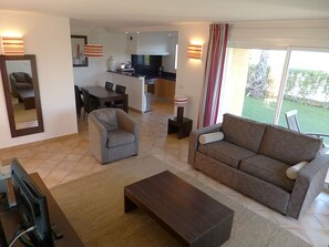 40-cm flat-screen TV with digital channels, TV - Lagrange Vacances - Green Bastide (Roquebrune-sur-Argens)