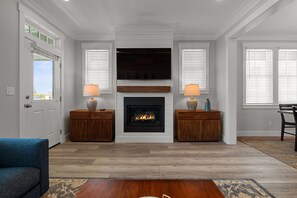 Smart TV, chimenea y libros 