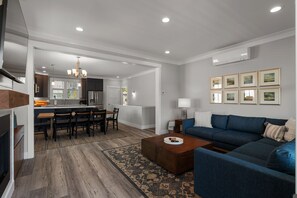 Smart TV, fireplace, books - *New* Seabrook's Sundance: Dog Friendly (Pacific Beach)