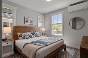 4 bedrooms, free WiFi, bed sheets - *New* Seabrook's Sundance: Dog Friendly (Pacific Beach)