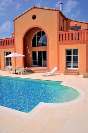 Kolam renang terbuka bermusim 