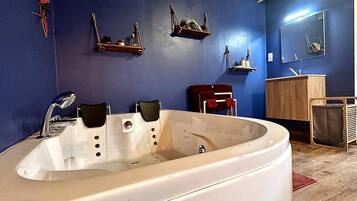 Casa de luna de miel | Baño | Tina, tina de hidromasaje, secadora de cabello, toallas