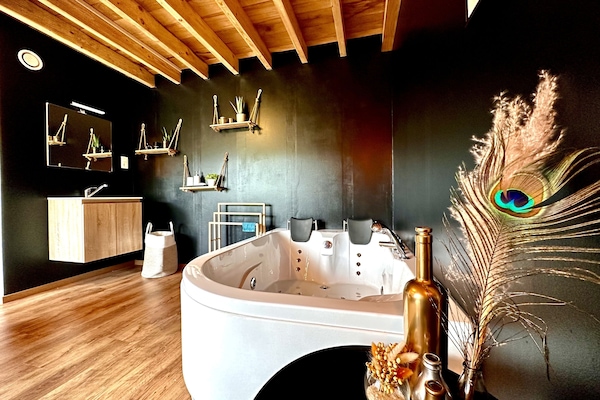 Maison | Salle de bain | Baignoire, baignoire à jets, sèche-cheveux, serviettes fournies