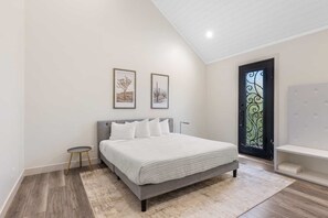 4 bedrooms, desk, iron/ironing board, travel cot - Highlander: Private Hot Tub, Sleeps 21, pool+pickleball courts, Foosball (Hurricane)