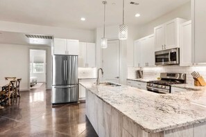 冷蔵庫、電子レンジ、オーブン、コンロ