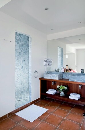 Vila empresarial | Banheiro | Banheira e chuveiro separados