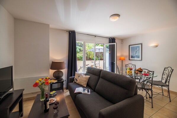 2 pièces 2/4 personnes supérieur | Living area | 40-cm TV with digital channels