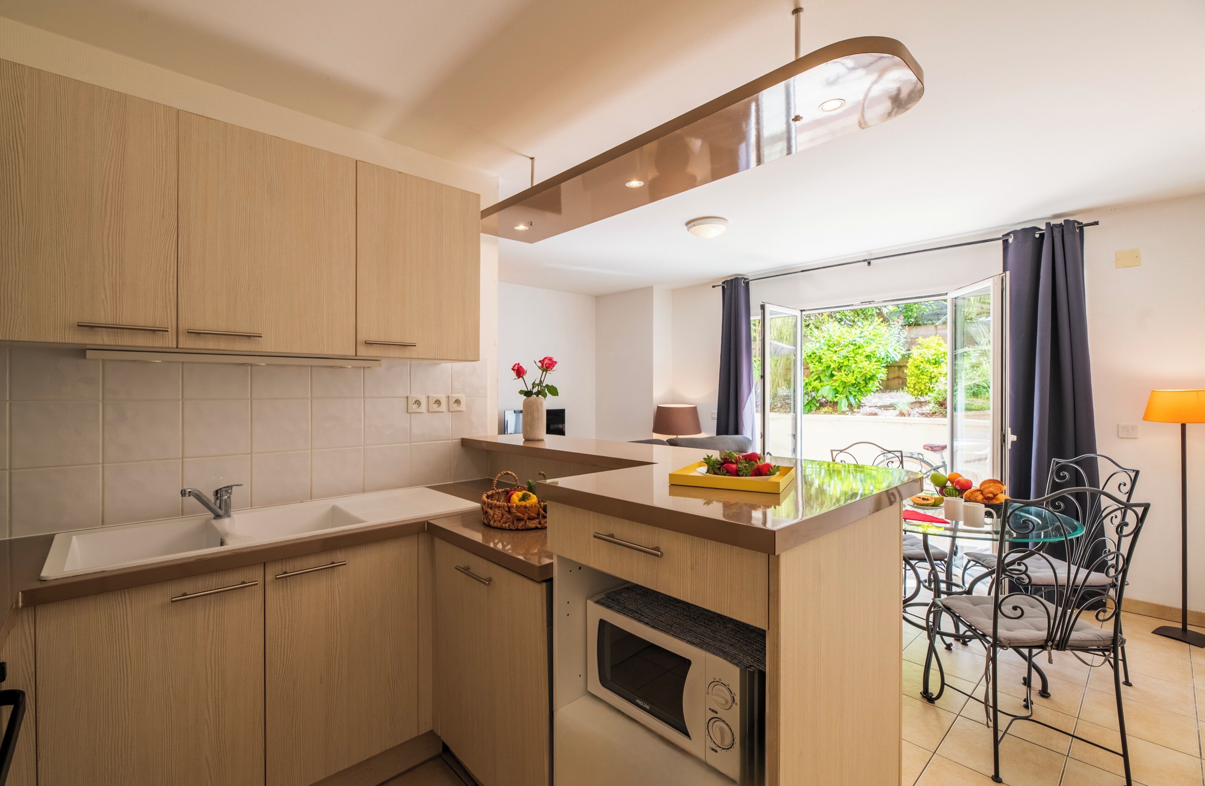 2 pièces 2/4 personnes supérieur | Cocina privada | Microondas, horno, placa de cocina y lavavajillas