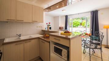 2 pièces 2/4 personnes supérieur | Cocina privada | Microondas, horno, placa de cocina y lavavajillas