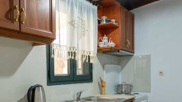 Fridge, oven, stovetop, coffee/tea maker