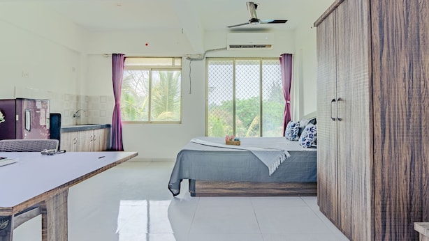 Une chambre à coucher avec un lit, un bureau et une armoire.