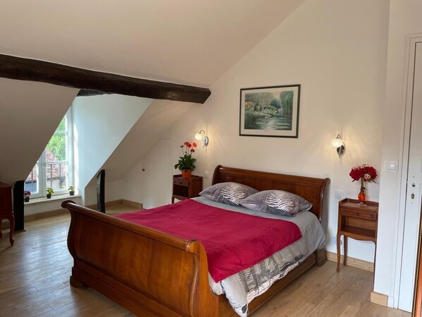 2 bedrooms, iron/ironing board, free WiFi, bed sheets