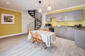 Køleskab, mikrobølgeovn, ovn, kogeplade