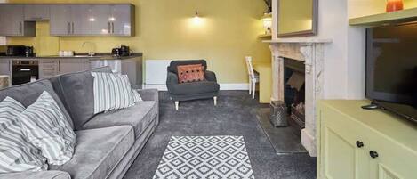 Télévision, livres, espaces bureaux