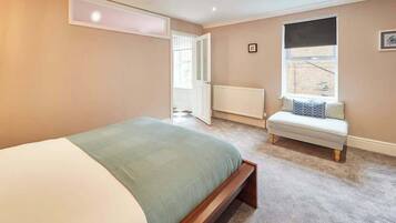 1 bedroom, desk, WiFi, bed sheets