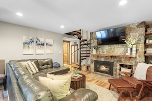 TV, fireplace - Beautifully Updated 3BR on Keystone Shuttle Route! 1 Mile to lifts! (Keystone)