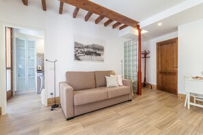 Leilighet, 1 soverom (Balcony) | Oppholdsområde | En 42-tommers LCD-TV med kabel-kanaler