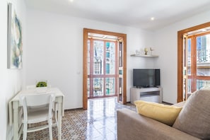 Appartement, 1 chambre (Balcony) | Aire de séjour | Téléviseur ACL de 42 po avec télévision par câble