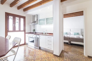 Appartement, 1 chambre (Balcony) | Cuisine privée | Réfrigérateur, four à micro-ondes, surface de cuisson, lave-vaisselle