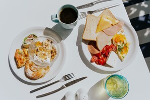 Desayuno continental gratuito y diario