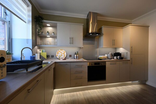 Jääkaappi, mikroaaltouuni, uuni, liesi