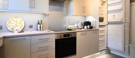 Réfrigérateur, micro-ondes, four, plaque de cuisson