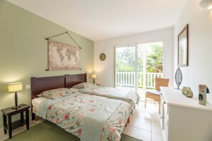 Villa | Iron/ironing board, cribs/infant beds
