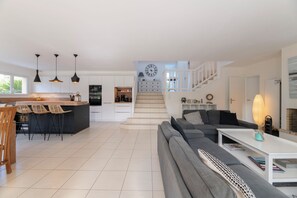 Villa | Woonruimte | Een 40-inch flatscreentelevisie met digitale zenders en televisie