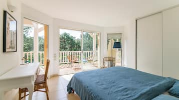 Villa | Een strijkplank/strijkijzer, babybedden