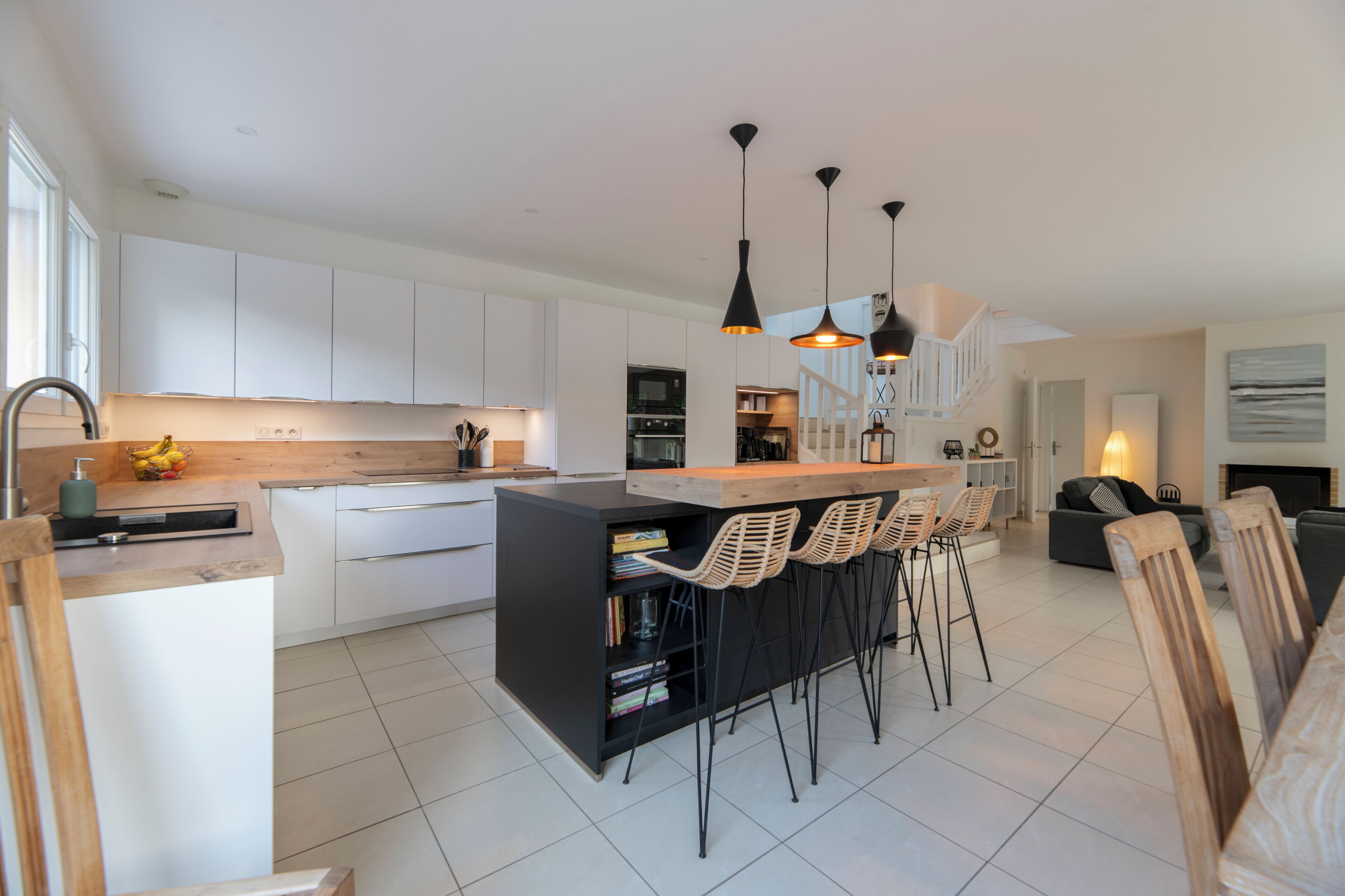 Villa | Privékeuken | Een magnetron, een oven, een kookplaat, een vaatwasser
