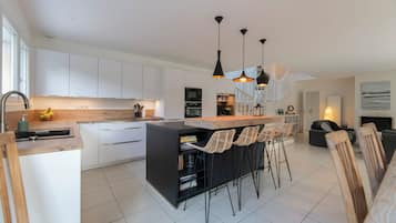 Villa | Privékeuken | Een magnetron, een oven, een kookplaat, een vaatwasser