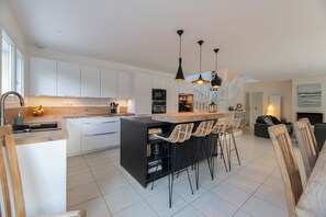 Villa | Privékeuken | Een microgolfoven, een oven, een kookplaat, een vaatwasser