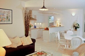 En 40-tommers Flatskjerm-TV med digitale kanaler samt TV