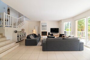 Villa | Living area | 40-inch flat-screen TV with digital channels, TV - Lagrange Vacances - Eden Parc Golf (Lacanau)