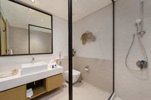 Bathtub, hair dryer, bidet, towels