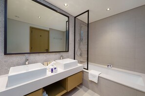 Bathtub, hair dryer, bidet, towels - Graceful Apt in Prestigious Dubai Hills close to the Golf Course (Dubai)