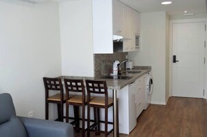 Refrigerador, microondas, tostadora, plancha de cocina