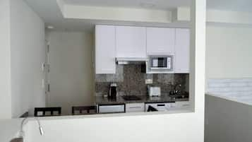 Deluxe Apartment | Private kitchen | Fridge, microwave, toaster, griddle