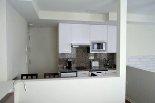 Apartamento Deluxe | Cocina privada | Frigorífico, microondas, tostadora y plancha