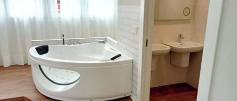 Une salle de bain moderne avec une baignoire sur pieds, un lavabo et des toilettes.