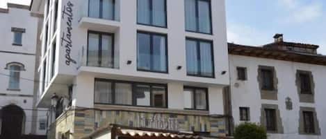 Un edificio de varios pisos con un restaurante en la planta baja.