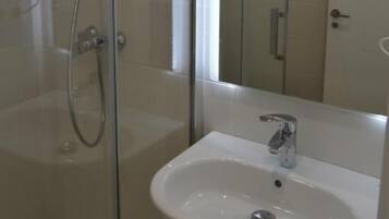 Vasca e doccia separate, vasca idromassaggio, soffione a pioggia
