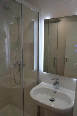 Separate bathtub and shower, jetted bath, rainfall showerhead - Apartamentos el Beyu (Cangas de Onis)