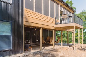 Terrace/patio - Luxurious Speakeasy Lodge, Hot Tub, Wifi & Hidden Speakeasy! Mins from the Caves (Logan)