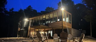 Luxurious Speakeasy Lodge, Hot Tub, Wifi & Hidden Speakeasy! Mins from the Caves