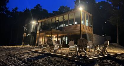 Luxurious Speakeasy Lodge, Hot Tub, Wifi & Hidden Speakeasy! Mins from the Caves