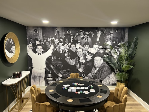 Luxurious Speakeasy Lodge, Hot Tub, Wifi & Hidden Speakeasy! Mins from the Caves