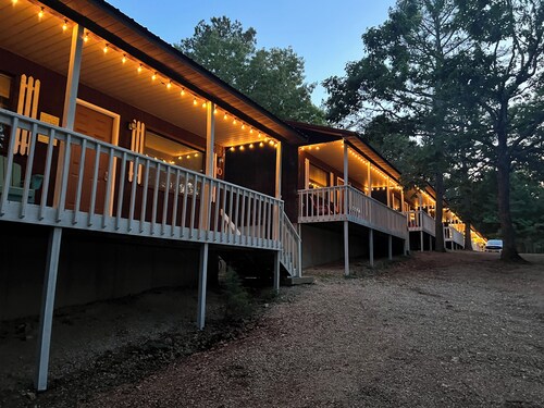 Little Owl Private Cabin #10 - Sleeps 6. Resort Pool-Spa. SDC 1 mi. Dogs ok!